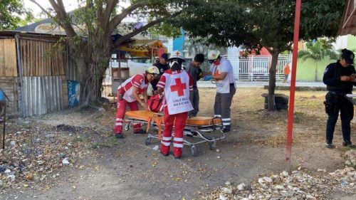 “Le mochan” dos dedos a ladrón con un machete en Cancún