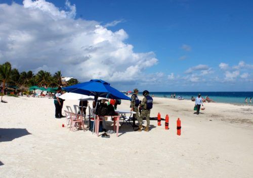 Refuerzan la vigilancia en playas de Puerto Morelos por el fin de semana largo