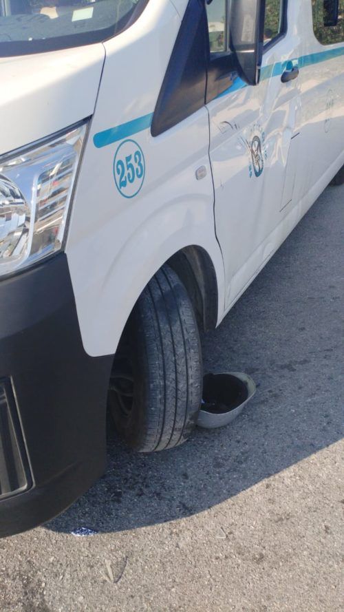 SE QUERÍA DAR A LA FUGA  Combi atropella a motociclista en Villas del Sol