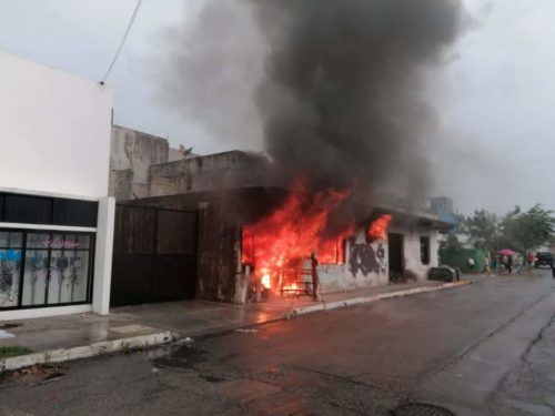 Se incendia predio invadido por pepenadores en la colonia 28 de Julio