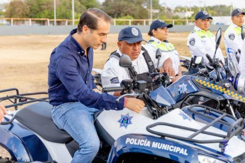 Diego Castañón entrega nuevos vehículos para bridar servicios de calidad a familias de Tulum