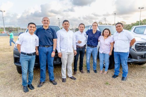 Diego Castañón entrega nuevos vehículos para bridar servicios de calidad a familias de Tulum