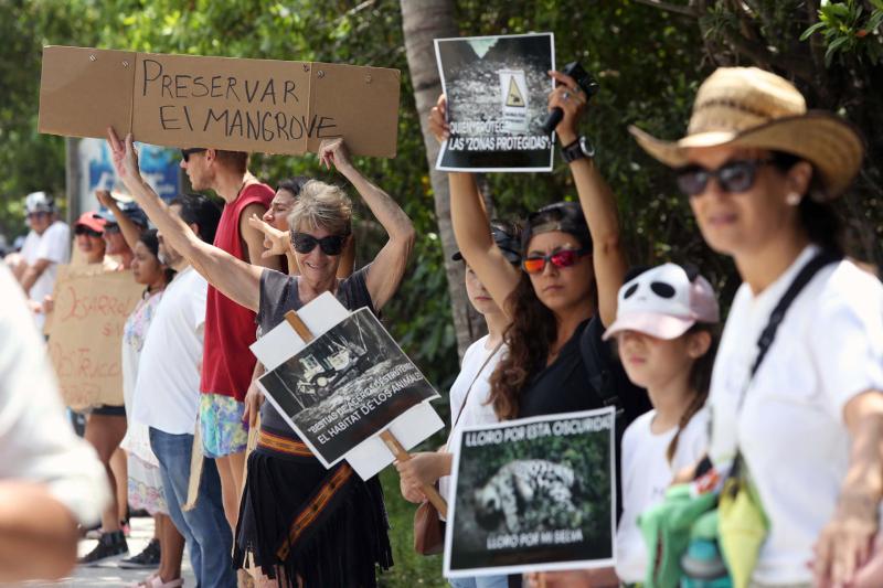 Arman cadena humana en Puerto Morelos contra daños por Tren Maya - protesta-ambientalista-contra-el-tren-maya-1024x683