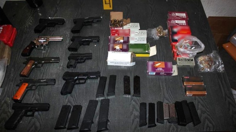 Aseguran más de una tonelada de drogas en Tijuana - armas-y-cartuchos-asegurados-en-tijuana