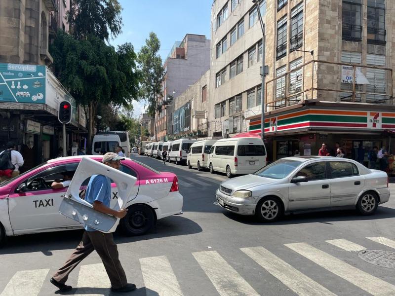 Autobuses llegan para concentración por conmemoración de la Expropiación Petrolera - camiones-expropiacion-petrolera2