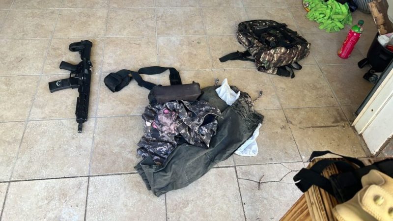 Enfrentamiento en Chihuahua deja 3 civiles armados muertos - armas-y-uniformes-asegurados-en-chihuahua-tras-enfrentamiento-1024x576