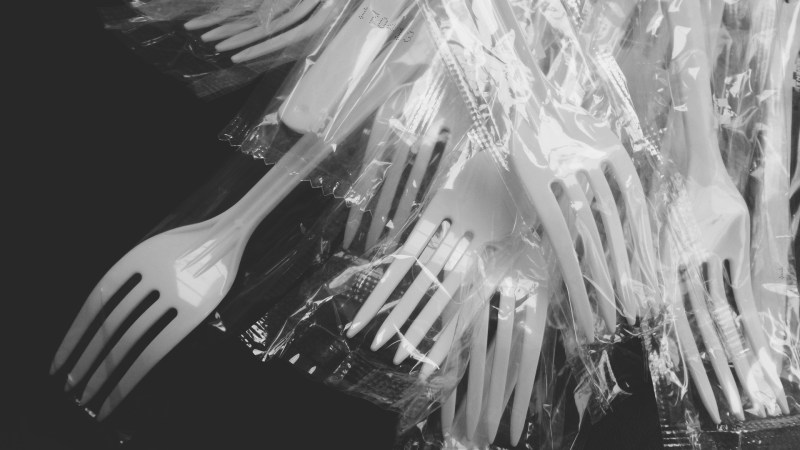 Expertos advierten que mal manejo de plásticos en México evita su degradación - tenedores-de-plastico-desechables-de-un-solo-uso