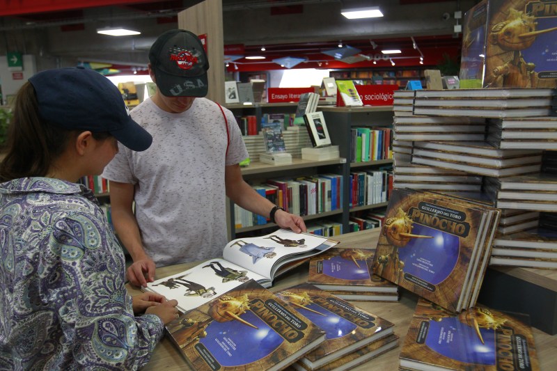 Muestran la aventura de producir 'Pinocchio' en libro - libro-pinocchio3-1024x683
