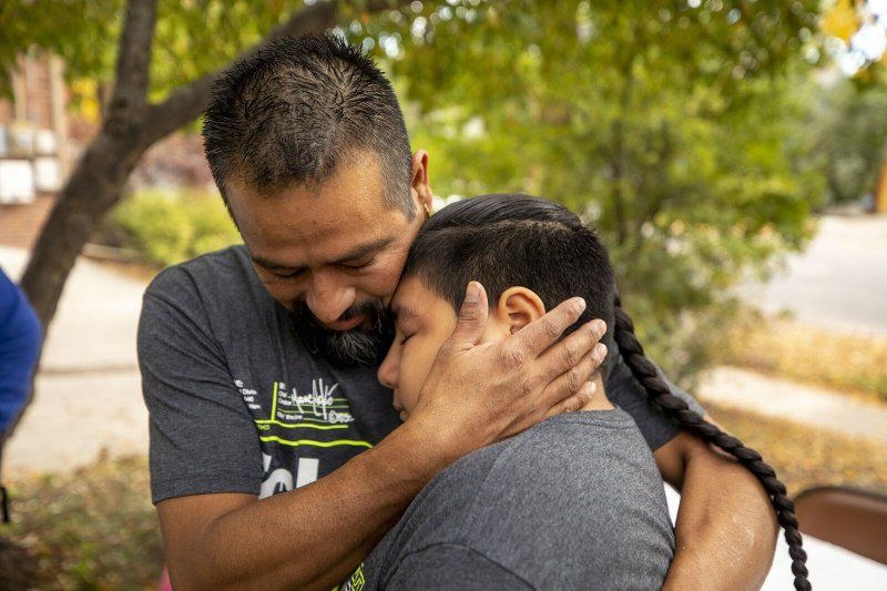 Padre mexicano deportado "por error" obtiene residencia tras 16 años de gestiones. Foto de Twitter @afsc_org