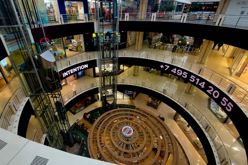 Rusia planta cara a las sanciones con importaciones alternativas y marcas locales - rusia-planta-cara-a-las-sanciones-con-importaciones-alternativas-y-marcas-locales-1024x683