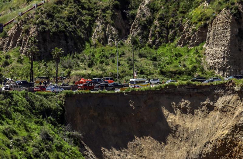 Socavón de 35 metros en costas de Tijuana genera caos en frontera México-EEUU - canon-del-matadero-socavon-tijuana-2-1024x669