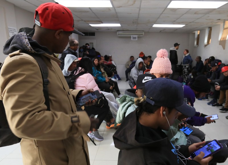 Tras desalojo violento en Ciudad Juárez, migrantes denuncian intimidación y robos por parte de policías - tras-desalojo-violento-en-ciudad-juarez-migrantes-denuncian-intimidacion-y-robos-de-policias-1024x739