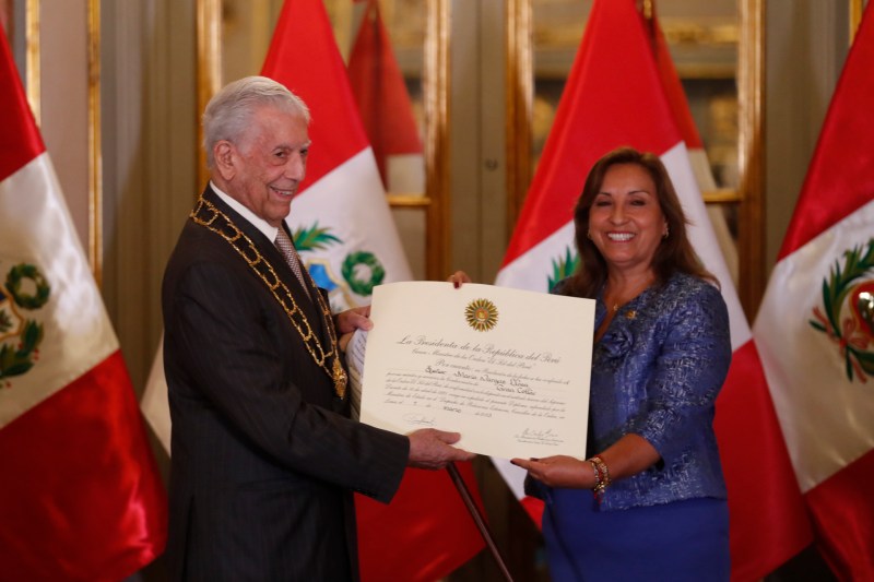 Vargas Llosa recibe la máxima distinción en Perú y respalda a la presidenta Dina Boluarte - vargas-llosa-recibe-la-maxima-distincion-en-peru-y-respalda-a-la-presidenta-dina-boluarte-1024x682