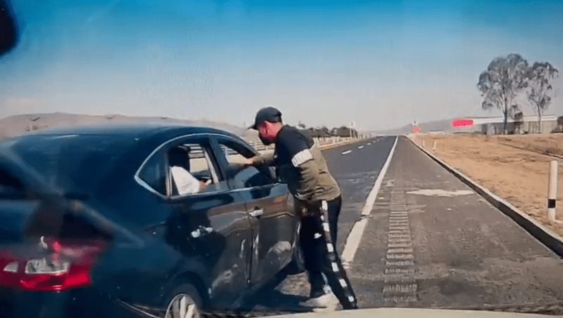 #Video Sujetos asaltan a automovilista en 20 segundos en el Arco Norte. Foto tomada de video