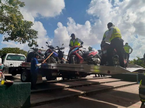 Al corralón motos mal estacionadas en áreas peatonales de Cancún