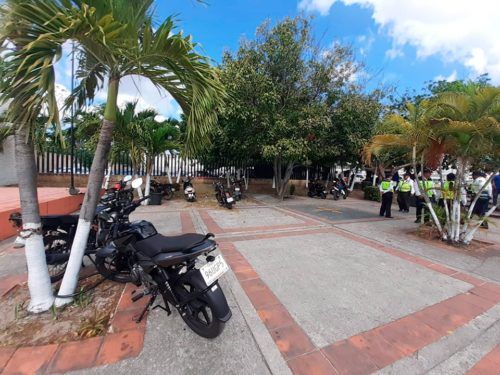 Al corralón motos mal estacionadas en áreas peatonales de Cancún