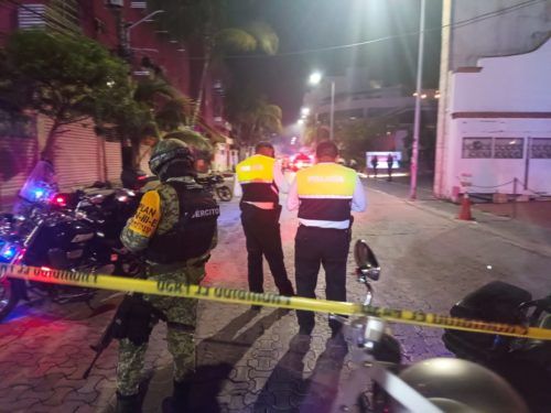 Calcinadas una palapa y un vehículo a causa del un corto circuito en Playa del Carmen