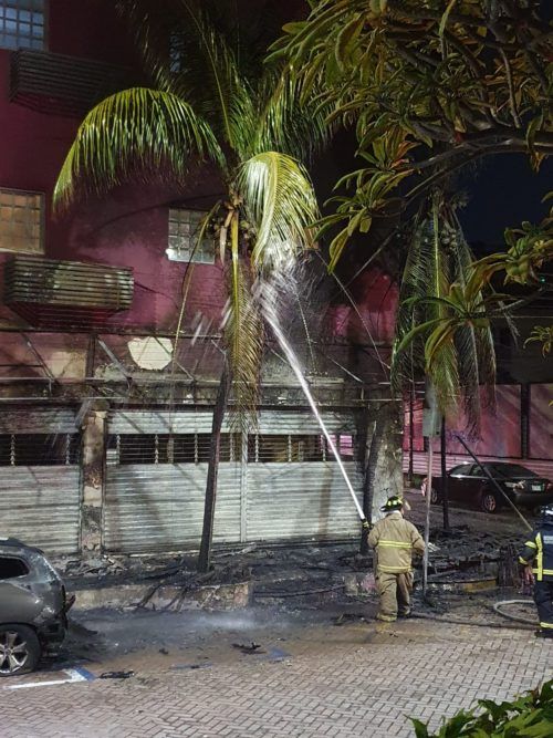 Calcinadas una palapa y un vehículo a causa del un corto circuito en Playa del Carmen