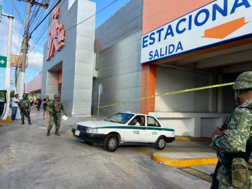 Dejan cuerpo embolsado y sin vida en estacionamiento de Chedraui de Cancún