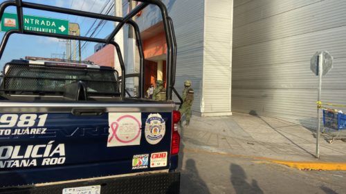 Dejan cuerpo embolsado y sin vida en estacionamiento de Chedraui de Cancún