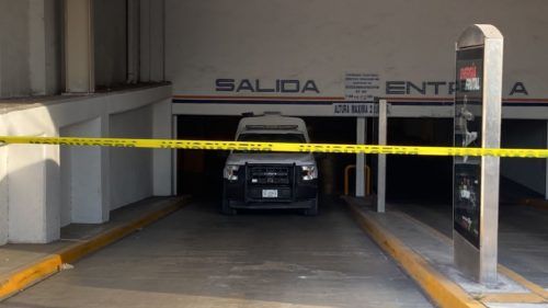 Dejan cuerpo embolsado y sin vida en estacionamiento de Chedraui de Cancún