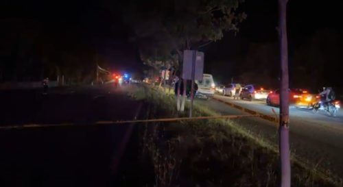 Se incendia combi de pasajeros, pero antes atropella y mata a motociclista