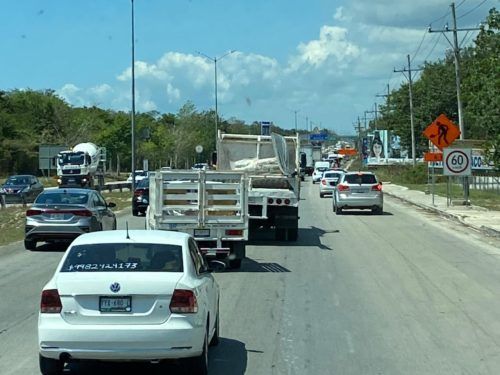 Tres muertos y siete vehículos involucrados, accidente paraliza la salida de Playa del Carmen hacia Tulum