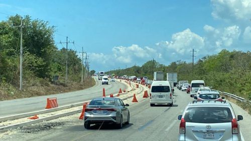 Tres muertos y siete vehículos involucrados, accidente paraliza la salida de Playa del Carmen hacia Tulum