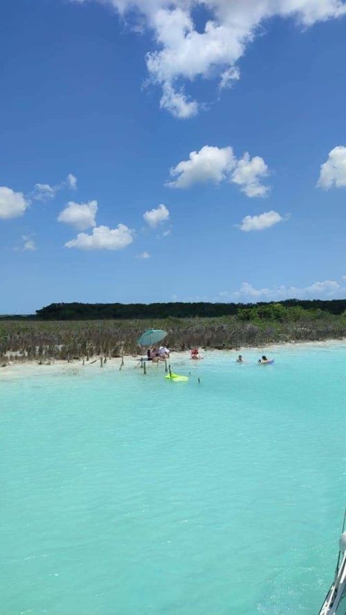 TURISTAS NOCIVOS  Visitaron Bacalar para vandalizar los estromatolitos