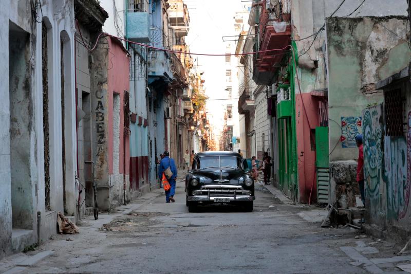 Bancos cubanos vuelven a aceptar depósitos de dólares estadounidenses - vida-diaria-en-cuba-1024x683