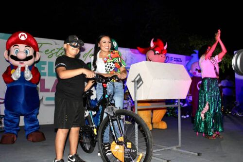 Celebra en grande Blanca Merari a las niñas y niños de Puerto Morelos