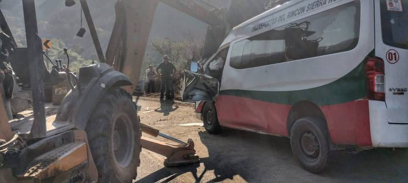 Choque en carretera de Oaxaca deja 4 muertos y 10 heridos - transporte-publico-que-choco-en-carretera-de-oaxaca-1024x461