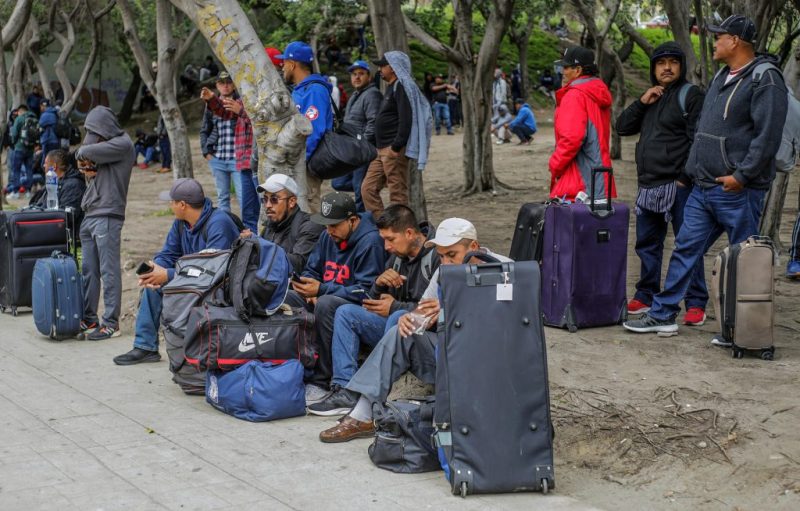 Cientos de jornaleros mexicanos se dirigen a campos agrícolas de EE.UU. - jornaleros-mexicanos-tijuana-eeuu-1024x654