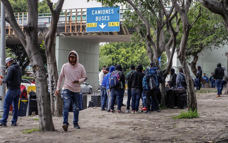 Cientos de jornaleros mexicanos se dirigen a campos agrícolas de EE.UU. - jornaleros-mexicanos-tijuana-eeuu-2-1024x644