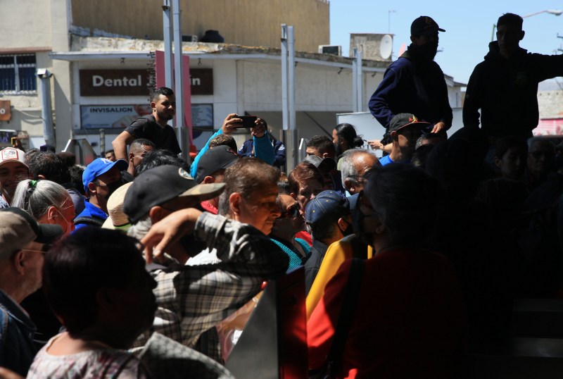 Disminuyen las detenciones de centroamericanos por México y EE.UU. - por-rumores-migrantes-abarrotan-el-puente-internacional-paso-del-norte-3-1024x688