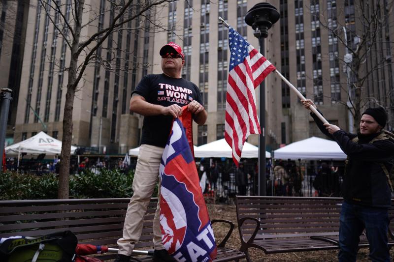 Enorme expectación en inmediaciones de tribunal con grupos pro y contra Trump - seguidor-de-trump-en-inmediaciones-de-corte-de-nueva-york-1024x683