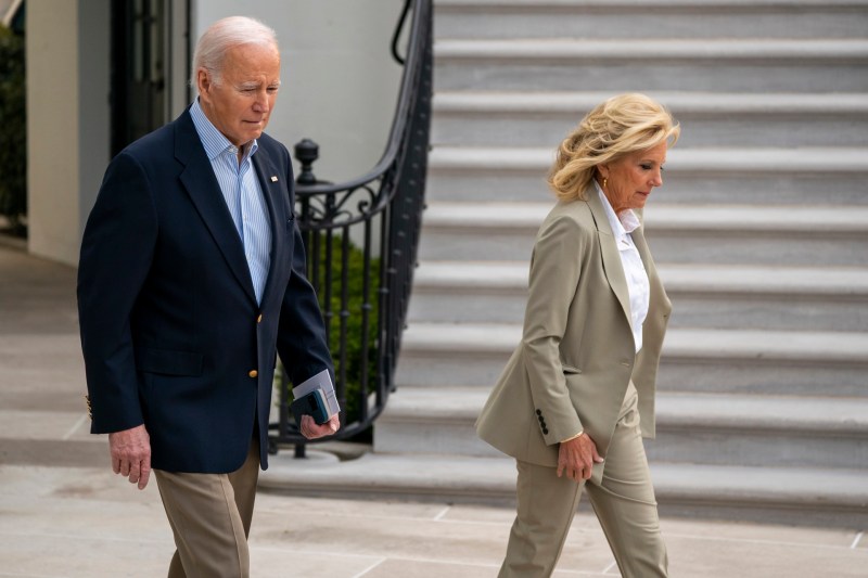 Joe y Jill Biden tuvieron ingresos por más de 570 mil dólares brutos en 2022 - la-primera-dama-de-japon-visita-la-casa-blanca-y-planta-un-cerezo-1024x683