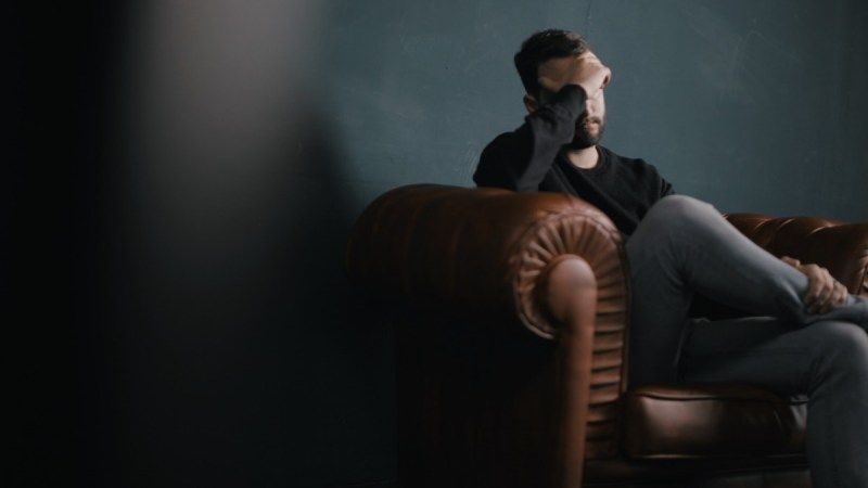 Depresión ansiedad tranquilidad hombre triste