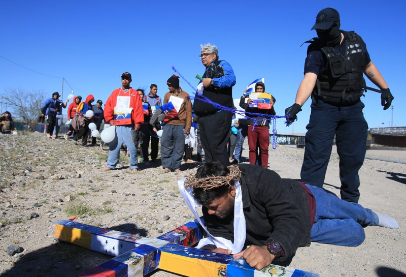 Migrantes escenifican viacrucis y exigen justicia por la tragedia de Ciudad Juárez - migrantes-escenifican-viacrucis-y-exigen-justicia-por-la-tragedia-de-ciudad-juarez-2-1024x698