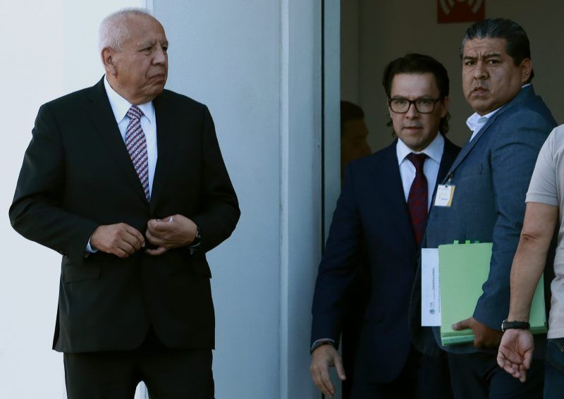 Migrantes exigen justicia ante la audiencia de Francisco Garduño. Foto de EFE