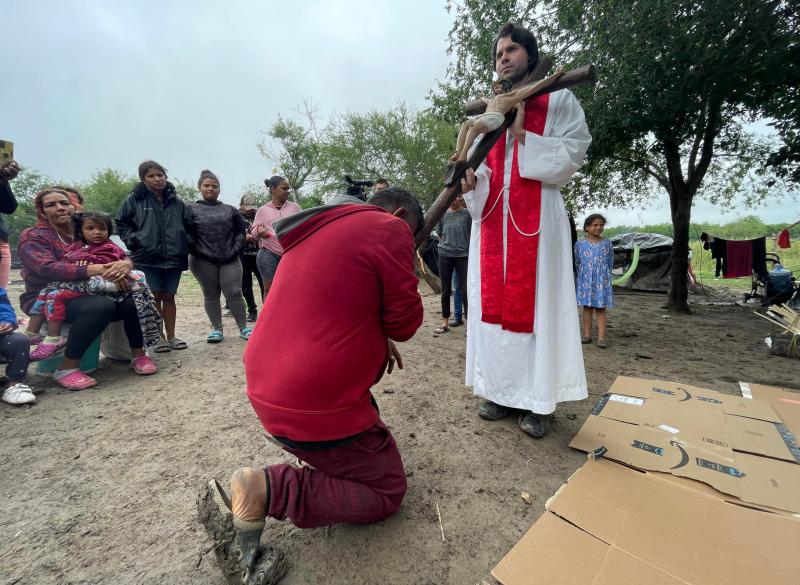 Migrantes participan en viacrucis con la fe puesta en cruzar a EE.UU. - migrantes-viacrucis-matamoros-3-1024x748