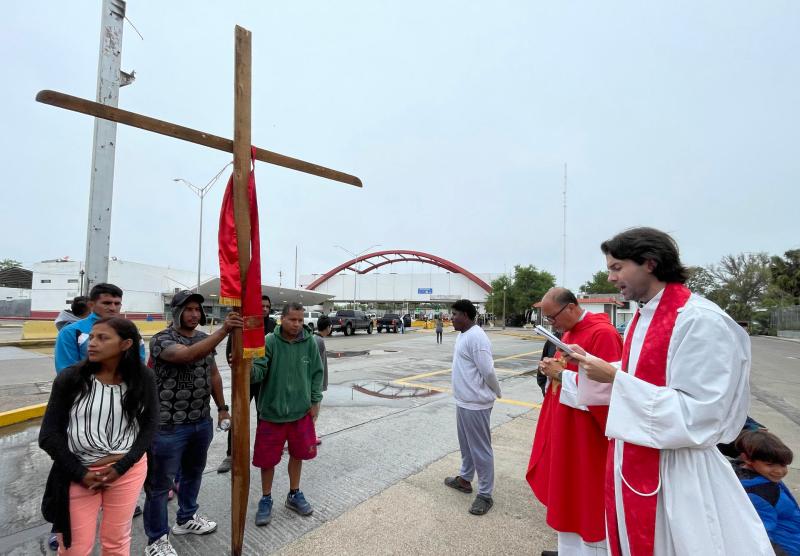 Migrantes participan en viacrucis con la fe puesta en cruzar a EE.UU. - migrantes-viacrucis-matamoros-2-1024x711