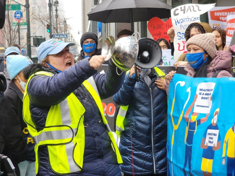 Migrantes piden con cacerolazo ser incluidos en cobertura salud en NY - migrantes-piden-con-cacerolazo-ser-incluidos-en-cobertura-salud-en-ny-1024x768