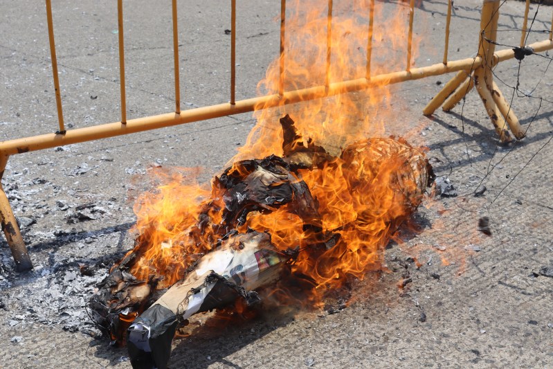 Migrantes queman piñatas de López Obrador y Garduño en protesta en Tapachula - quema-de-pinatas1-1024x683