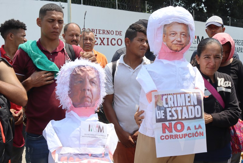 Migrantes queman piñatas de López Obrador y Garduño en protesta en Tapachula - quema-de-pinatas2-1024x688