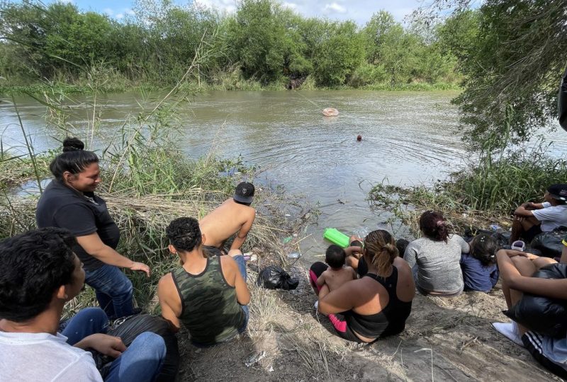 Migrantes se lanzan al río Bravo en desesperación por llegar a EE.UU. - migrantes-intentan-cruzar-el-rio-bravo-para-llegar-a-eeuu-1024x691