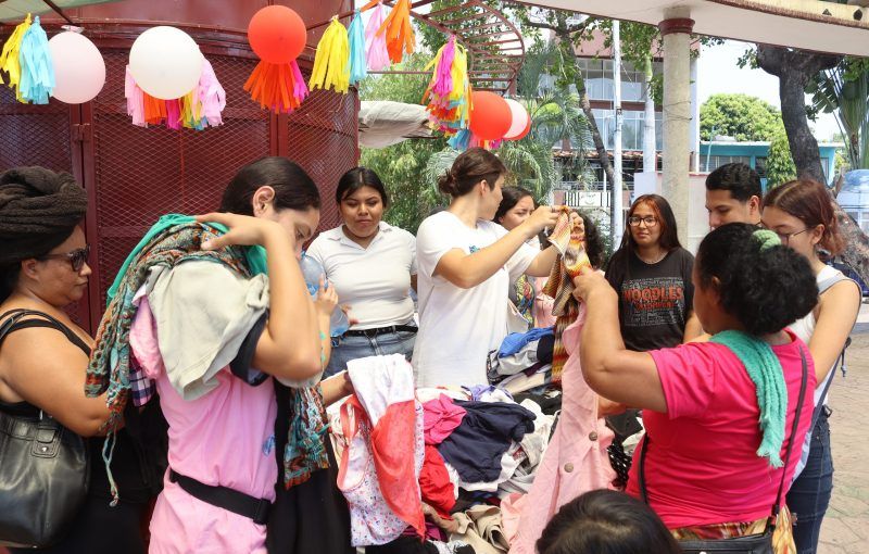 Migrantes se preparan para participar en una caravana programada para este domingo 23 de abril, hoy, en Tapachula. Foto de EFE/ Juan Manuel Blanco.