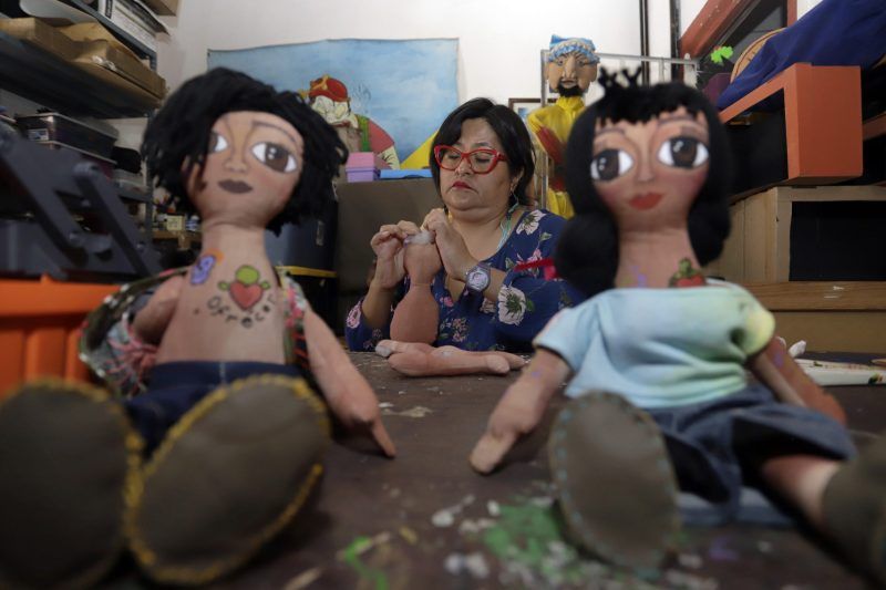 Muñecas terapéuticas para mexicanas presas y buscadoras de desaparecidos. La artista y titiritera Sandra Reyes labora en el taller Cuerpos intervenidos, en Puebla. Foto de EFE/ Hilda Ríos.