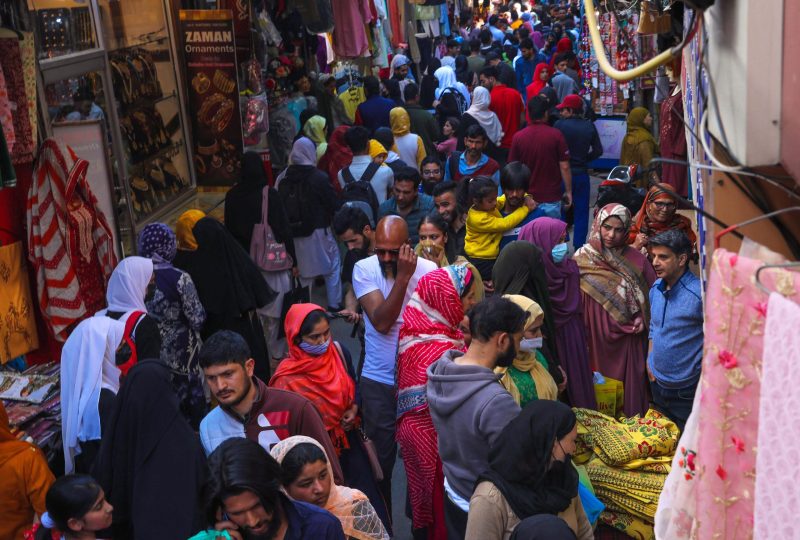 Personas caminando en un mercado en Srinagar, localidad capital de Indian Kashmir, en India. Foto de EFE/ EPA/ FAROOQ KHAN.