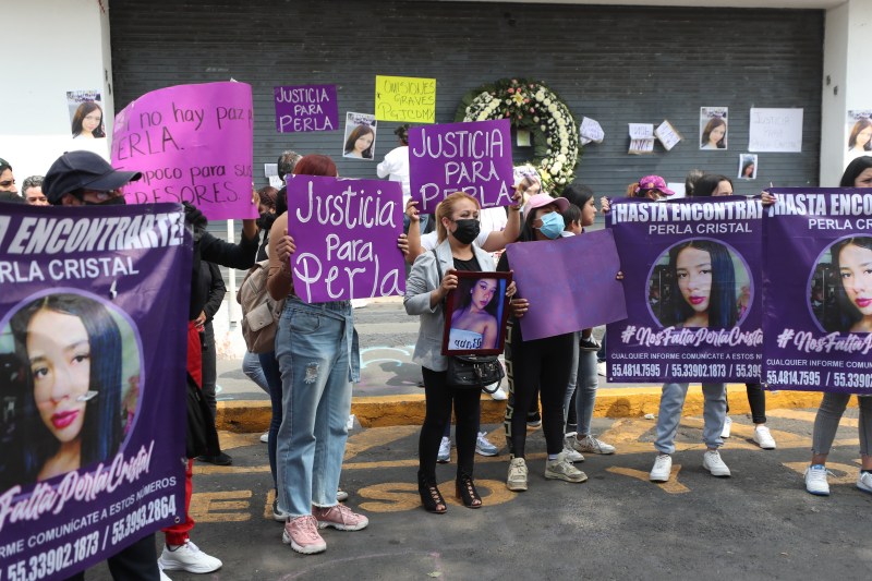 Protestan frente a Fiscalía con féretro de Perla Cristal, joven desaparecida en Ciudad de México - feretro2-1024x683